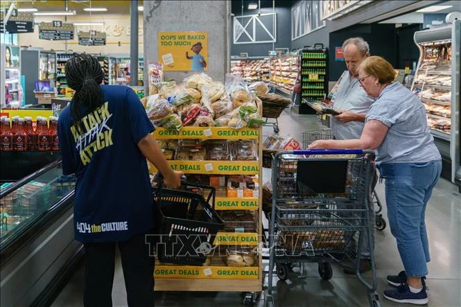 Người dân mua sắm tại siêu thị ở Atlanta, Georgia, Mỹ. (Ảnh: AFP/TTXVN)