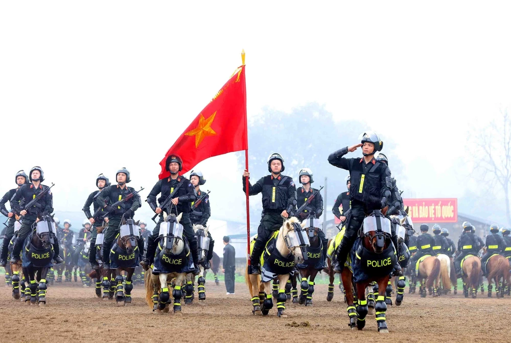 Cán bộ, chiến sỹ Đoàn Cảnh sát cơ động Kỵ binh tập luyện chuẩn bị cho lễ kỷ niệm 50 năm ngày truyền thống lực lượng Cảnh sát cơ động (15/4/1974 - 15/4/2024). (Ảnh: Phạm Kiên/TTXVN)