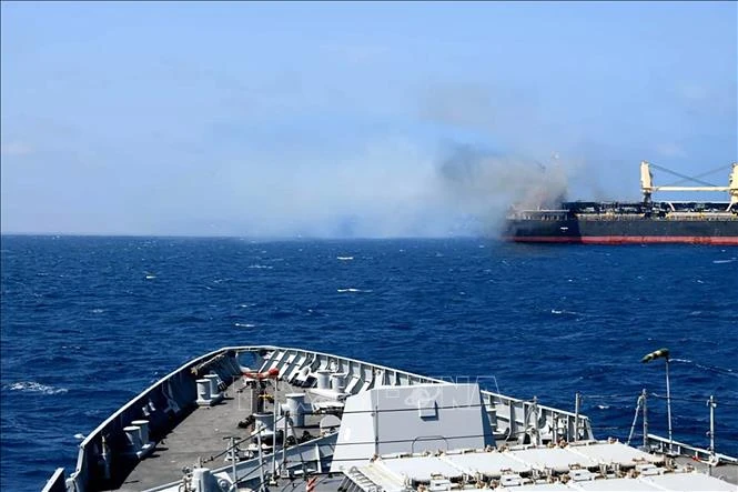 Con tàu bị lực lượng Houthi tấn công trên Vịnh Aden, Yemen, ngày 6/3/2024. (Ảnh tư liệu: AFP/TTXVN) 