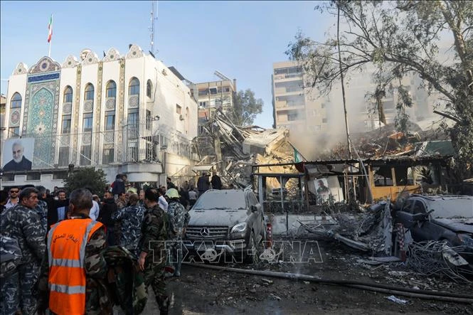 Lực lượng cứu hộ làm nhiệm vụ tại hiện trường vụ tấn công vào tòa nhà sứ quán Iran ở Damascus, Syria ngày 1/4/2024. (Ảnh: AFP/TTXVN)