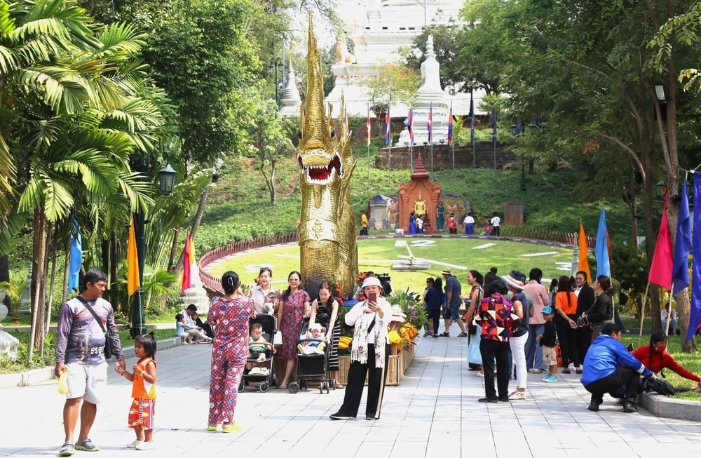 Người dân Campuchia tham quan, chụp ảnh lưu niệm tại thắng cảnh Wat Phnom (Thủ đô Phnom Penh) trước thềm Tết cổ truyền Choul Chnam Thmey 2024. (Ảnh: Hoàng Minh/TTXVN)