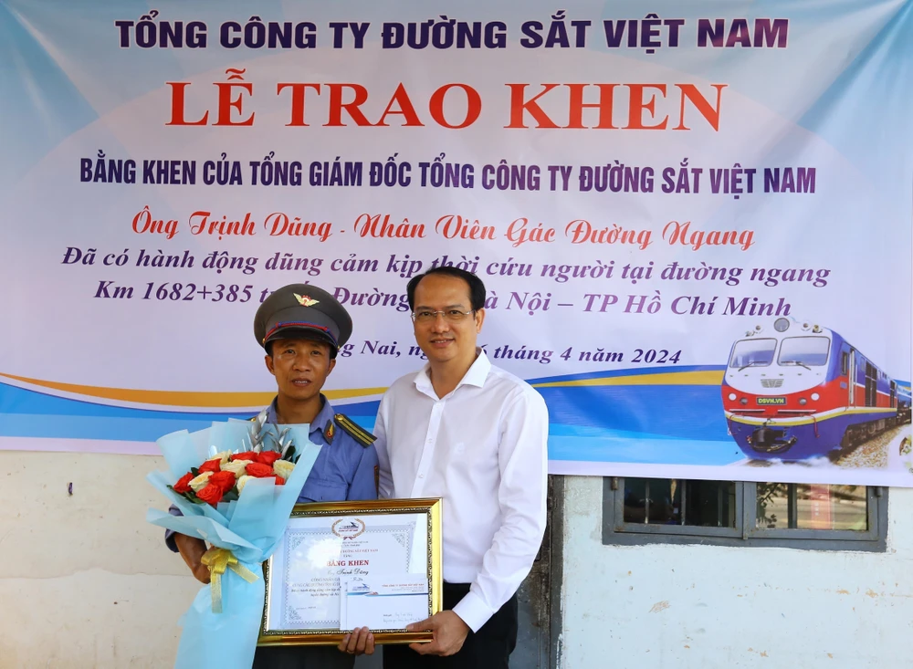 Tổng Công ty Đường sắt Việt Nam tặng Bằng khen cho anh Trịnh Dũng. (Ảnh: TTXVN phát)