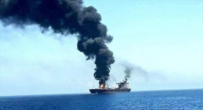 Tàu chở hàng bị lực lượng Houthi tấn công ngoài khơi Hodeidah, Yemen. (Ảnh tư liệu: IRNA/TTXVN)