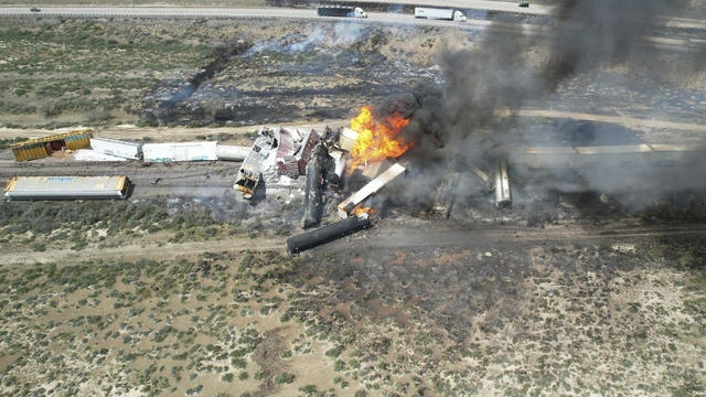 Tàu chở nhiên liệu bốc cháy ở bang New Mexico. (Nguồn: CBS)