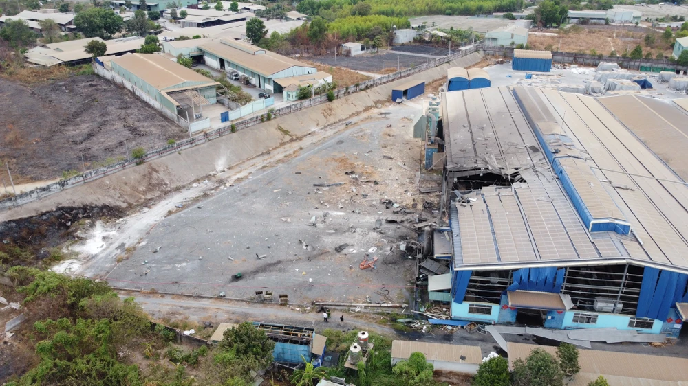 Hiện trường nơi xảy ra vụ nổ lò hơi tại Công ty TNHH gỗ Bình Minh khiến 6 người chết 7 người bị thương. (Ảnh: Sỹ Tuyên/TTXVN)