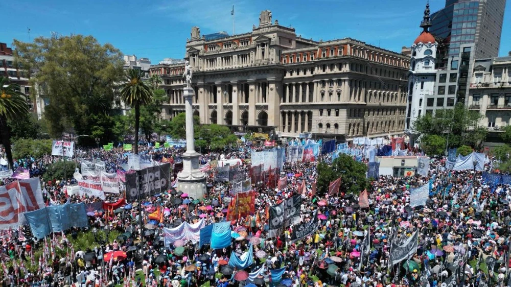 Hàng nghìn người đã tập trung trước Phủ Tổng thống và tuần hành ở trung tâm thủ đô Buenos Aires. (Nguồn: Buenos Aires Times)