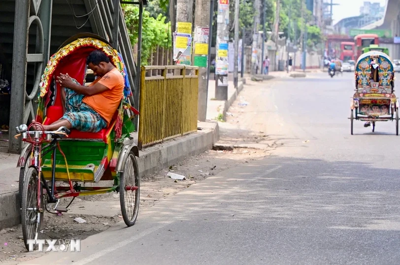 Nắng nóng gay gắt tại Dhaka, Bangladesh ngày 25/4/2024. (Ảnh: AFP/TTXVN) 