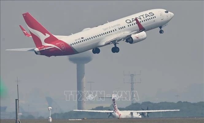Máy bay của hãng hàng không Qantas Airways cất cánh từ sân bay Kingsford Smith ở Sydney, Australia. (Ảnh tư liệu: AFP/TTXVN)