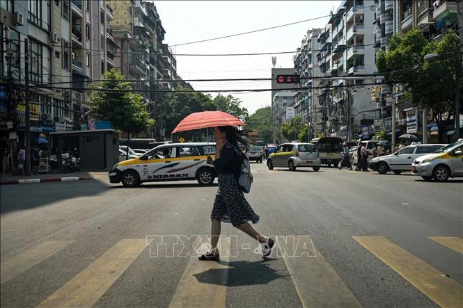 Nắng nóng gay gắt tại Yangon, Myanmar ngày 2/4/2024. (Ảnh: AFP/TTXVN) 