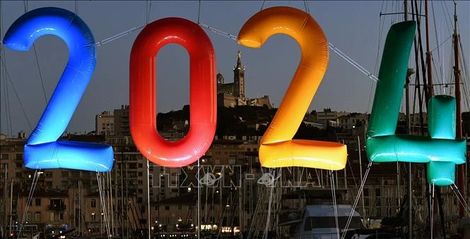 Tấm biển " 2024" chào đón Thế vận hội (Olympic) mùa hè 2024 tại cảng Marseille, Pháp. (Ảnh: AFP/TTXVN)