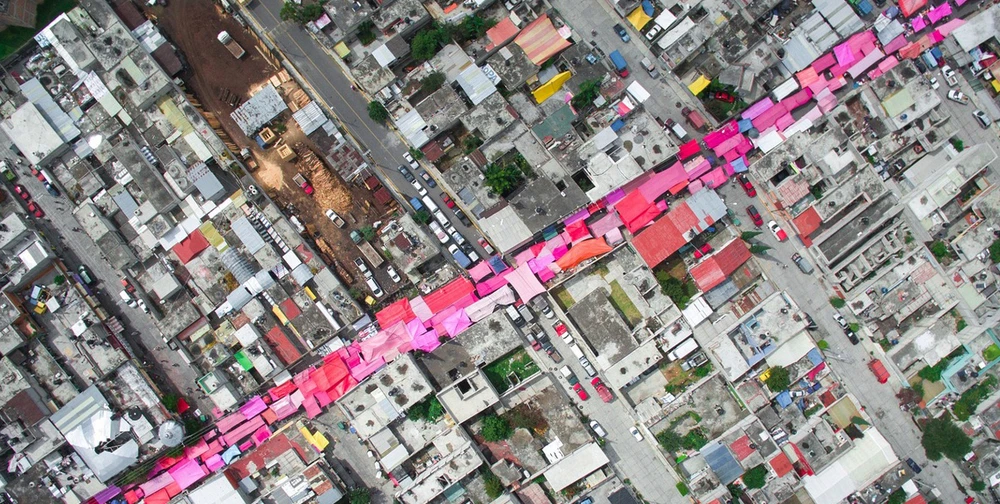 Trong các khu ổ chuột tại Mexico bao phủ màu xám xịt của bê tông, vẫn nổi lên những sắc màu rực rỡ của chợ trời nơi cung cấp các mặt hàng thiết yếu và đa dạng từ thực phẩm tới đồ điện tử cho người dân nghèo. (Nguồn:AFP)