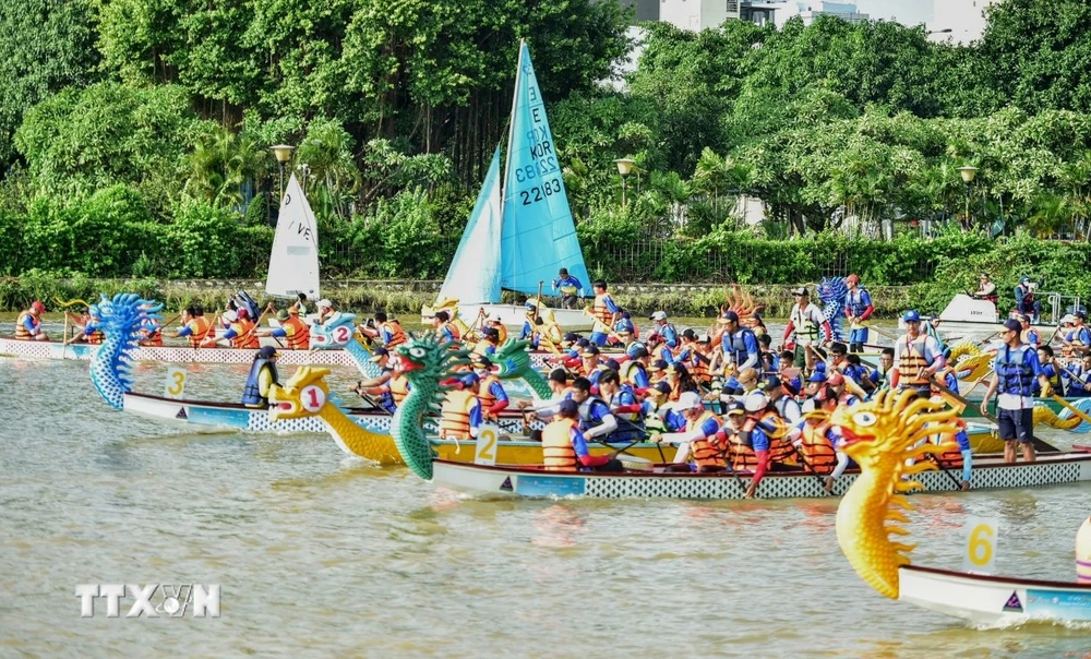 Các hoạt động dưới nước diễn ra sôi nổi tại Lễ hội Sông nước TP Hồ Chí Minh lần thứ nhất năm 2023. (Nguồn: TTXVN)