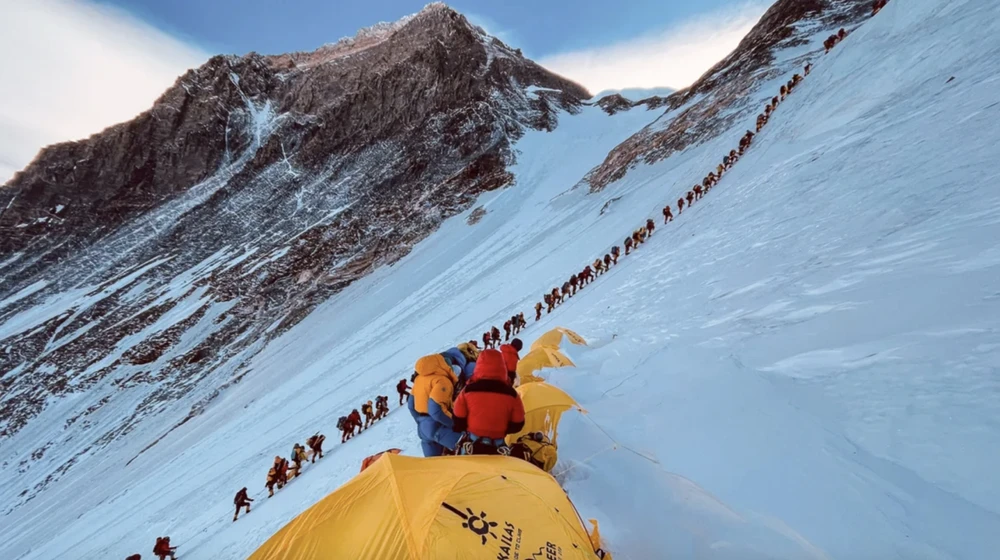 Những người leo núi xếp hàng dài leo lên một con dốc trong quá trình chinh phục đỉnh Everest năm 2021. (Ảnh: AFP/Getty Images)