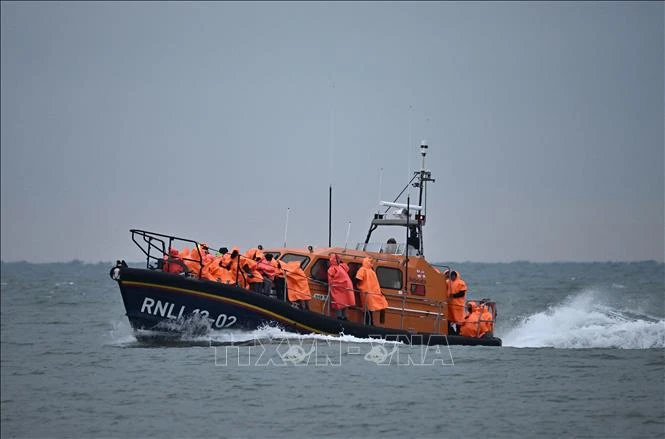 Người di cư từ Pháp được giải cứu và đưa về bờ biển ở Dungeness, Đông Nam Anh khi đang nỗ lực vượt qua eo biển Manche để vào Anh. (Ảnh: AFP/TTXVN)
