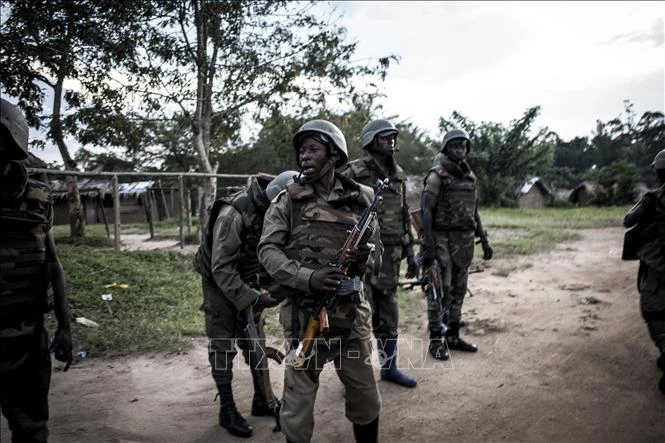 Binh sỹ CHDC Congo được triển khai tại khu vực ngoại ô Oicha. (Ảnh: AFP/TTXVN)