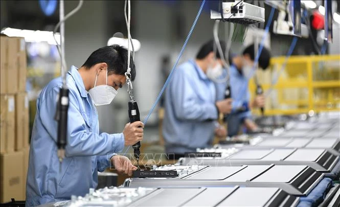 Công nhân sản xuất tại một phân xưởng của Skyworth ở Quảng Châu, thủ phủ tỉnh Quảng Đông, Trung Quốc. (Ảnh tư liệu: THX/TTXVN) 