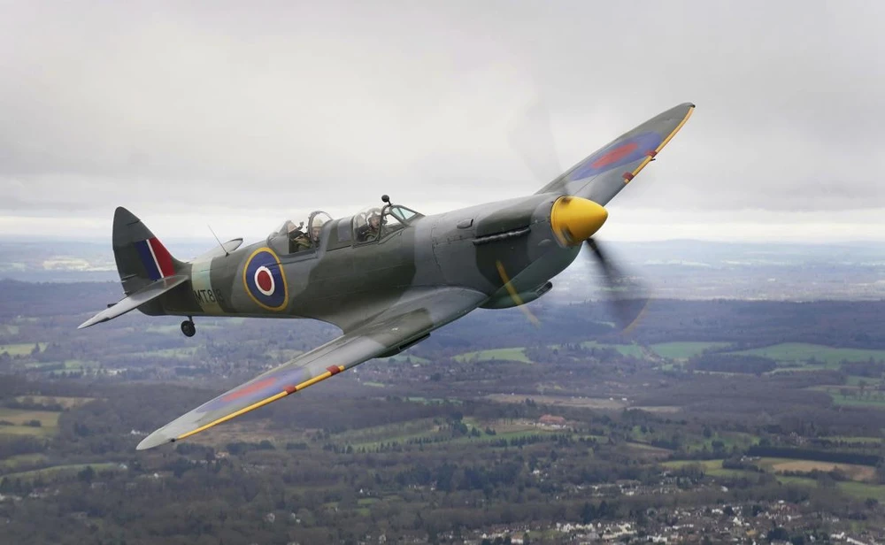 Chiếc Spitfire đã rơi xuống cánh đồng gần căn cứ không quân RAF Coningsby. (Nguồn: Newser)
