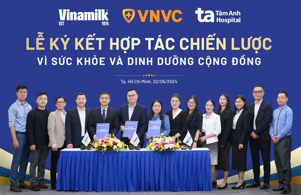 Lãnh đạo Vinamilk, Hệ thống trung tâm tiêm chủng VNVC và Bệnh viện Đa khoa Tâm Anh ký hợp tác chiến lược. (Ảnh: Vi Nam/Vietnam+)