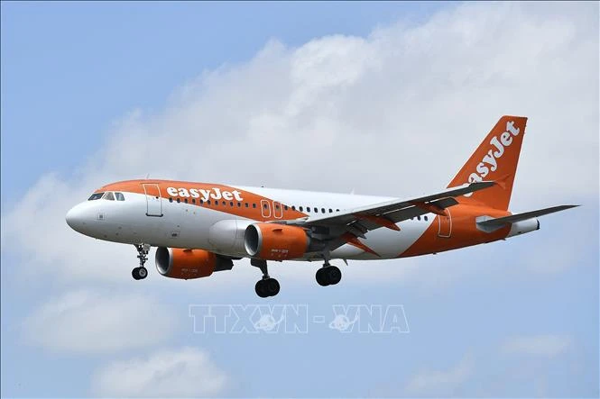 Một máy bay của hãng hàng không EasyJet chuẩn bị hạ cánh xuống sân bay ở Barcelona, Tây Ban Nha, ngày 1/7/2022. (Ảnh tư liệu: AFP/TTXVN)