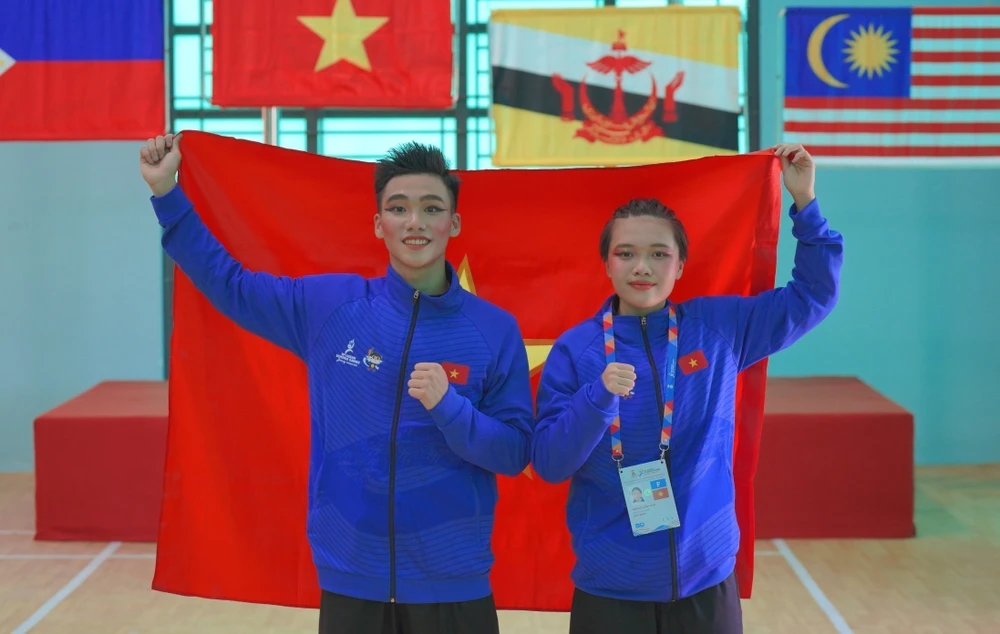Hai vận động viên Việt Nam đoạt Huy chương Vàng nội dung Seni-Pencak Silat Nguyễn Thành Long và Hoàng Linh Đan. (Ảnh: Văn Dũng/TTXVN)