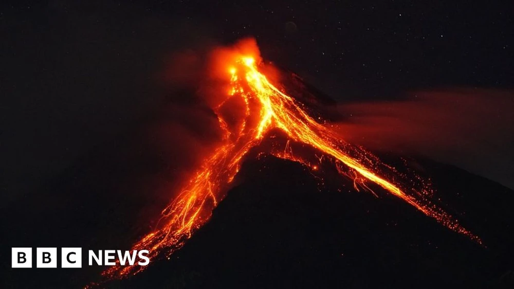 Nham thạch chảy ra từ một ngọn núi lửa ở Philippines. (Nguồn: BBC)