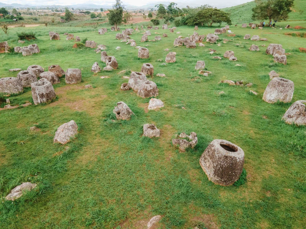 Những chiếc chum cổ thạch với đủ hình dáng, kích thước nơi đây đã tồn tại hàng ngàn năm. (Nguồn: Bá Thành/Vietnam+)