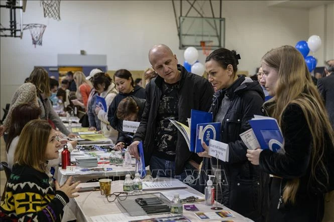 Người dân tham gia hội chợ việc làm tại New York, Mỹ, ngày 1/2/2023. (Ảnh: AFP/TTXVN)