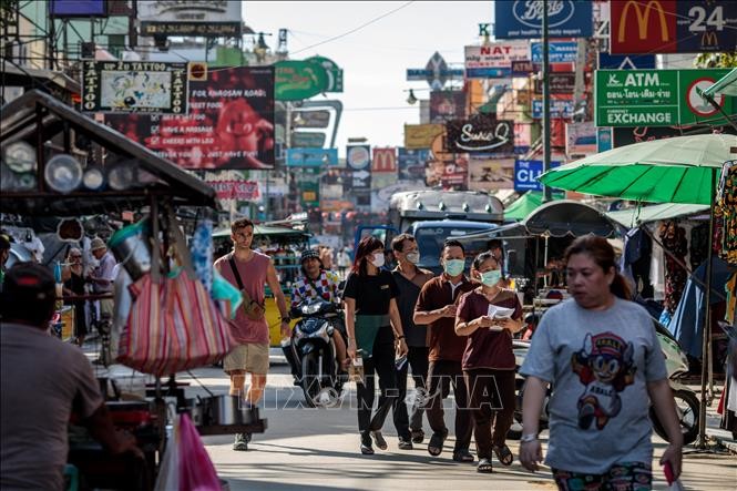 Người dân trên đường Khao San ở thủ đô Bangkok, Thái Lan, ngày 6/3/2020. (Ảnh: AFP/TTXVN)