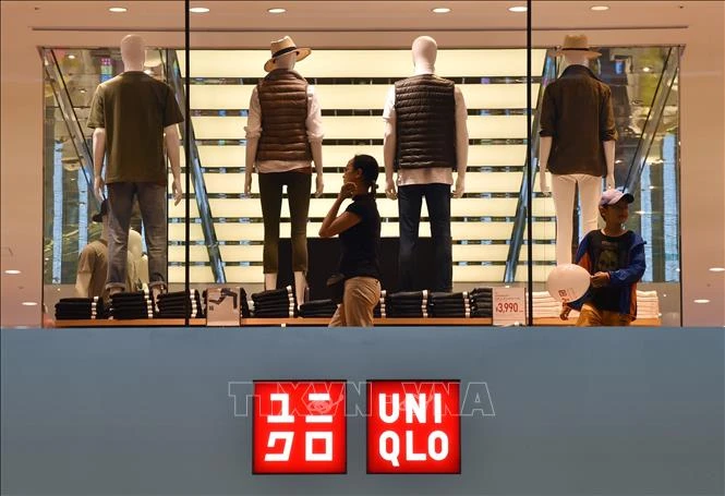  Cửa hàng thương hiệu thời trang Uniqlo thuộc tập đoàn Fast Retailing ở Tokyo. (Ảnh: AFP/TTXVN) 