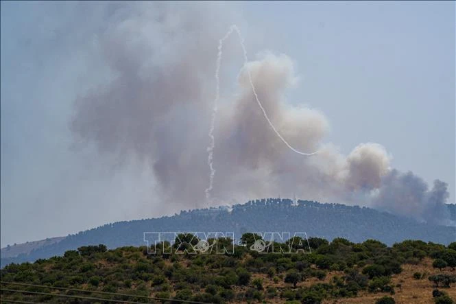 Khói bốc lên tại Safed, Israel khi hệ thống phòng không nước này đánh chặn rocket từ Liban ngày 13/6/2024. (Ảnh: THX/TTXVN)