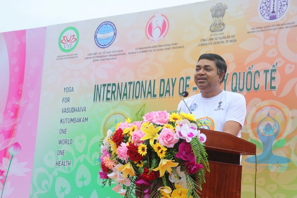 Ngài Madan Mohan Sethi-Tổng Lãnh sự Ấn Độ tại Thành phố Hồ Chí Minh phát biểu Ngày Quốc tế Yoga lần thứ 9 năm 2023 tại tỉnh Đồng Tháp. (Ảnh: Nguyễn Văn Trí/TTXVN)
