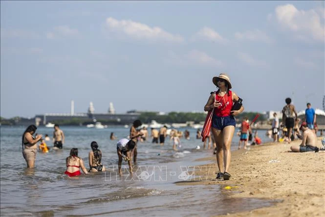 Người dân tránh nóng trên bãi biển ở Chicago, Mỹ, ngày 17/6/2024. (Ảnh: THX/TTXVN)