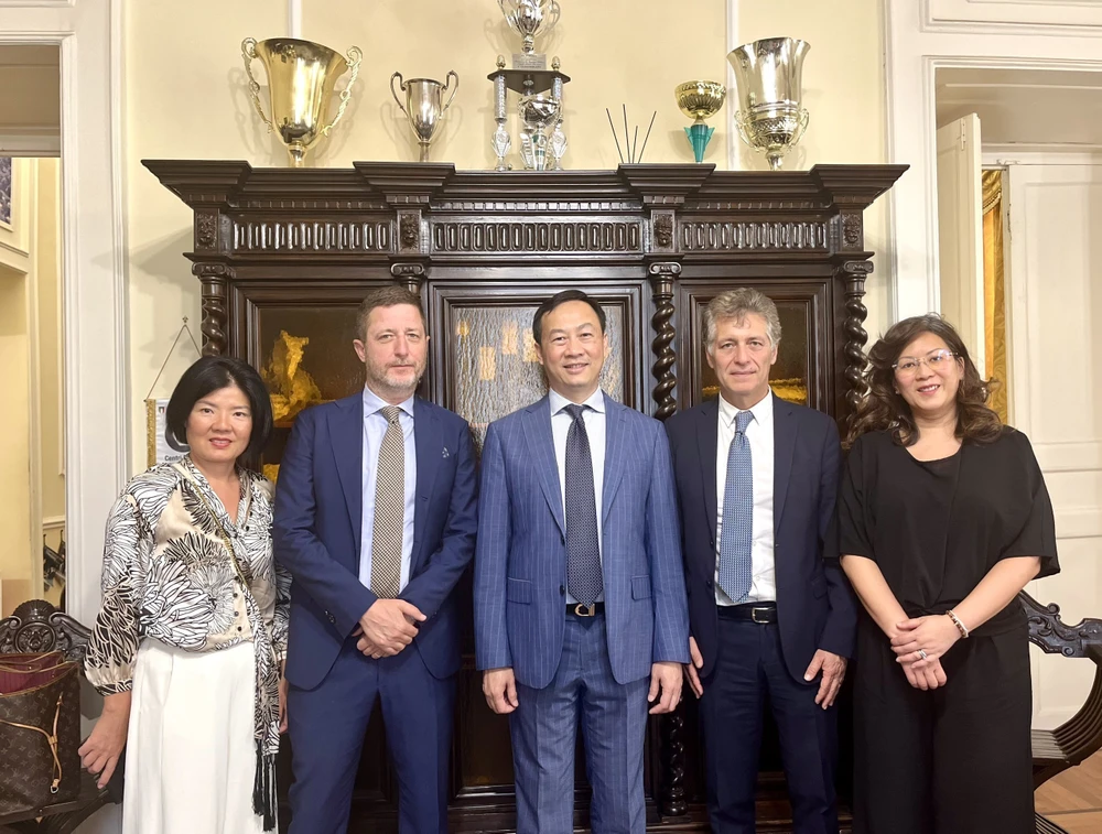 Đại sứ Việt Nam tại Italy Dương Hải Hưng gặp Chủ tịch Confindustria vùng Calabria. (Ảnh: Dương Hoa/TTXVN)