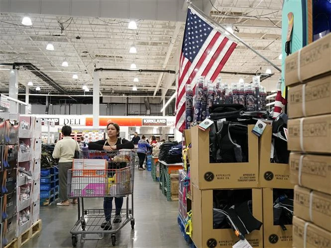 Người tiêu dùng mua sắm tại siêu thị ở California, Mỹ. (Ảnh: THX/TTXVN)