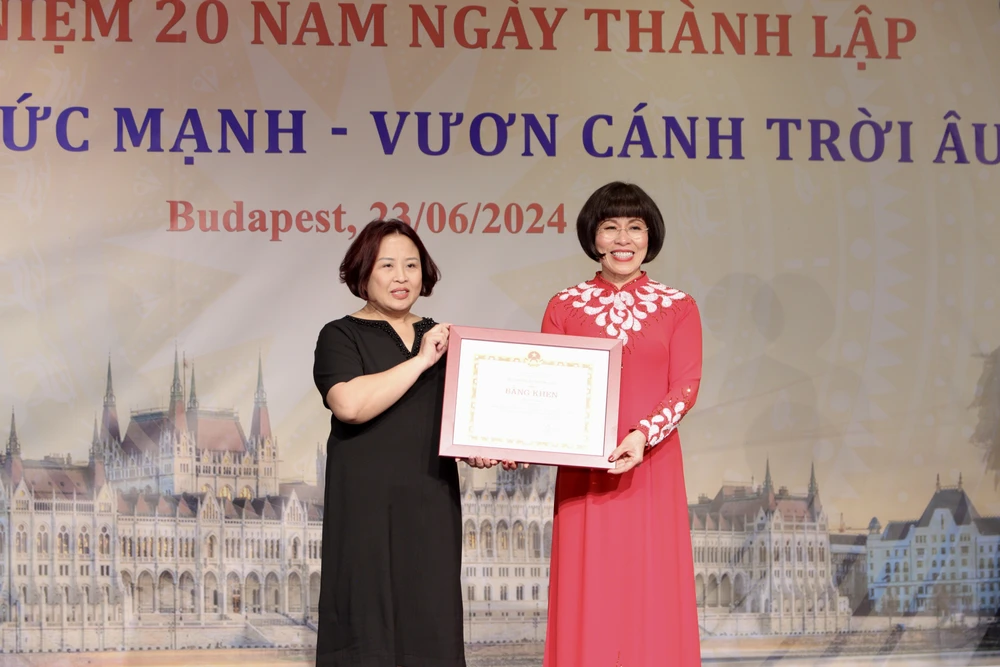Chủ tịch Hội Phụ nữ Việt Nam tại Hungary, Tiến sỹ Phan Bích Thiện vinh dự nhận Bằng khen của Bộ trưởng Bộ Ngoại giao Việt Nam. (Ảnh: TTXVN)