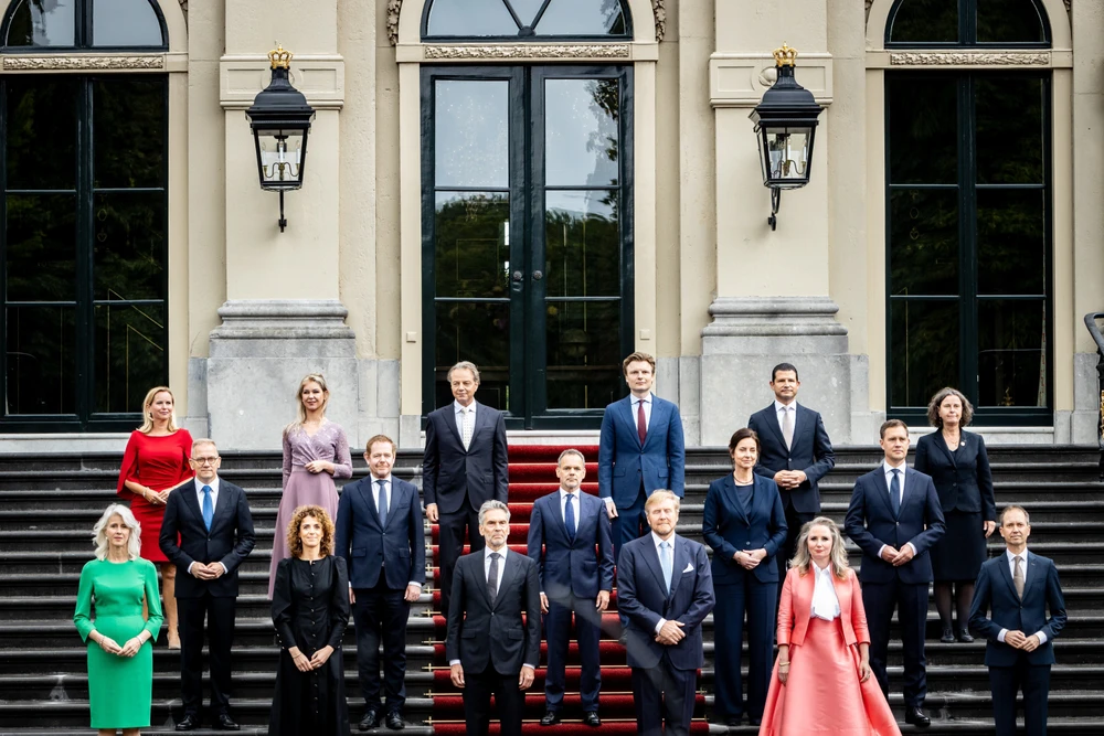 Tân Thủ tướng Hà Lan Dick Schoof (thứ 3, trái, hàng đầu) cùng Nội các mới sau lễ tuyên thệ nhậm chức trước Nhà vua Willem-Alexander (thứ 3, phải, hàng đầu) tại Hague, ngày 2/7/2024. (Ảnh: AA/TTXVN)