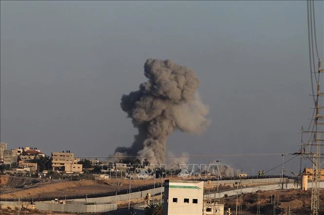 Khói bốc lên sau cuộc không kích của Israel xuống thành phố Rafah, Dải Gaza ngày 14/5/2024. (Ảnh: THX/TTXVN) 