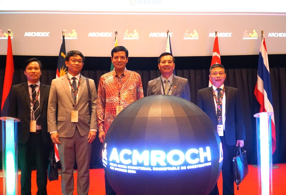 Đại sứ Việt Nam tại Malaysia, Đinh Ngọc Linh (thứ hai từ bên phải) và Thứ trưởng Bộ Xây dựng, Bùi Xuân Dũng chụp ảnh kỷ niệm cùng các đại biểu tham dự Hội nghị. (Ảnh: Hằng Linh/TTXVN)