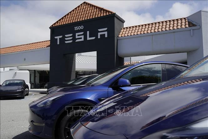 Ô tô điện của hãng Tesla tại cửa hàng ở San Mateo, California, Mỹ. (Ảnh: THX/TTXVN)