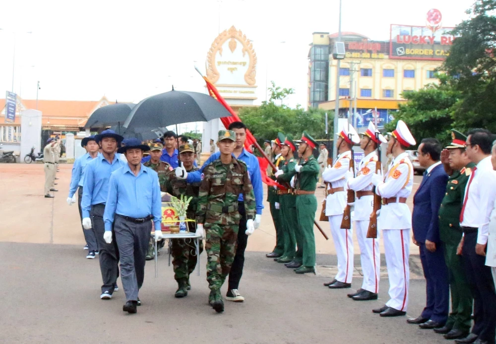 Đón hài cốt các liệt sĩ hồi hương qua Cửa khẩu quốc tế Bình Hiệp (Thị xã Kiến Tường, tỉnh Long An). (Ảnh: Bùi Giang/TTXVN)