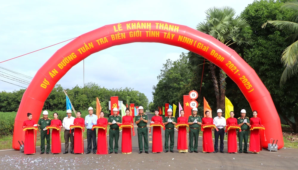 Các đại biểu cắt băng khánh thành công trình dự án đường Tuần tra biên giới tỉnh Tây Ninh. (Ảnh: Thanh Tân/TTXVN)