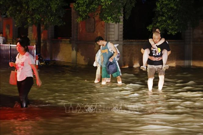 Cảnh ngập lụt sau những trận mưa lớn tại Trung Quốc. (Ảnh: AFP/TTXVN)