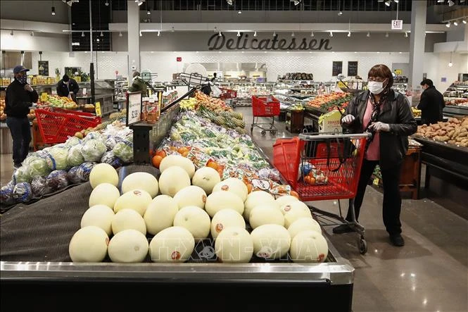 Người dân mua thực phẩm tại một cửa hàng ở Chicago, Illinois, Mỹ. (Ảnh tư liệu: AFP/TTXVN)