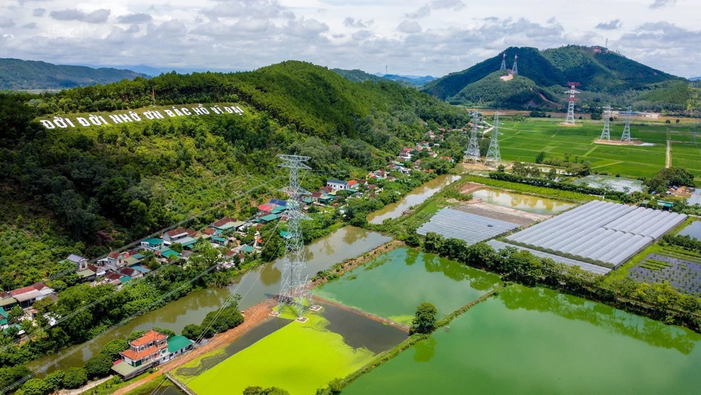 Thi công kéo dây đoạn Quảng Trạch-Quỳnh Lưu trên địa bàn huyện Nam Đàn, Nghệ An. (Ảnh: Huy Hùng/TTXVN)