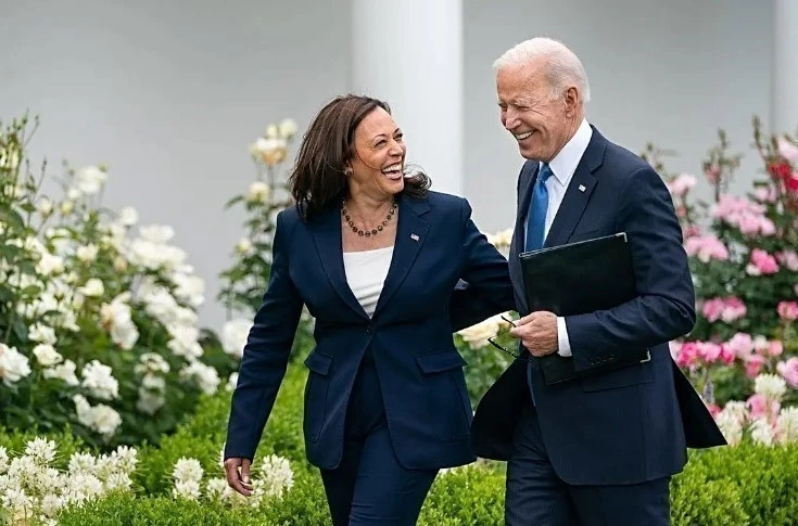 Ngày 21/7/2024, Tổng thống Mỹ Joe Biden (phải) đã bất ngờ tuyên bố rút lui khỏi chiến dịch tái tranh cử Tổng thống năm 2024, đồng thời ủng hộ Phó Tổng thống Kamala Harris (trái) thay ông gánh vác trọng trách làm ứng cử viên của đảng Dân chủ trong cuộc đua vào Nhà Trắng. Trong một phát biểu, bà Harris bày tỏ mong đợi sớm được chính thức nhận đề cử của đảng Dân chủ. (Ảnh: White House/TTXVN)