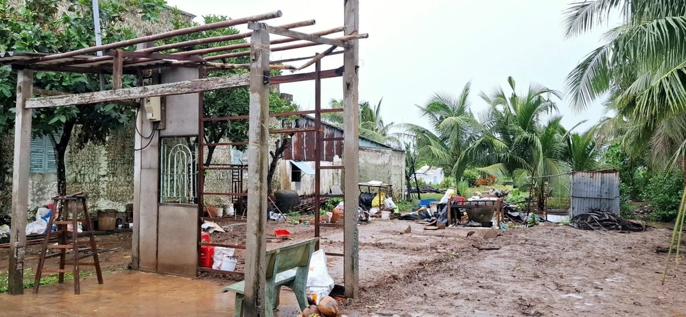 Chị Nguyễn Thanh Thúy, có nhà bị sập hoàn toàn, được hỗ trợ xây dựng mới nhà Đại đoàn kết. (Ảnh: TTXVN phát)