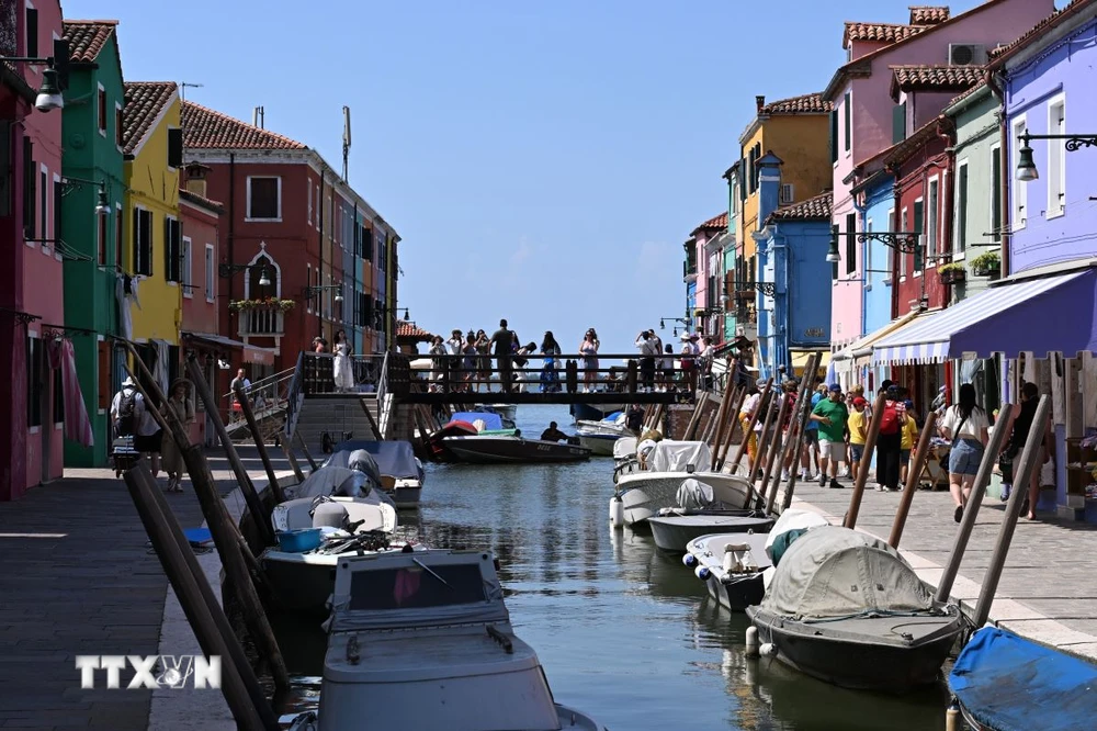 Khách du lịch tại Venice, Italy, ngày 18/7/2024. (Ảnh: THX/TTXVN)