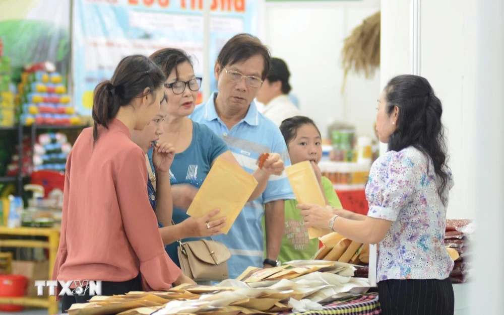 Hội chợ thu hút đông đảo người dân đến mua hàng. (Ảnh: Văn Dũng/TTXVN)