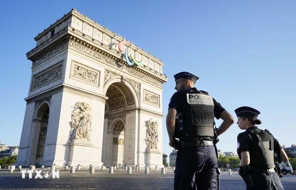 Cảnh sát Pháp tăng cường an ninh tại thủ đô Paris. (Ảnh: Kyodo/TTXVN)