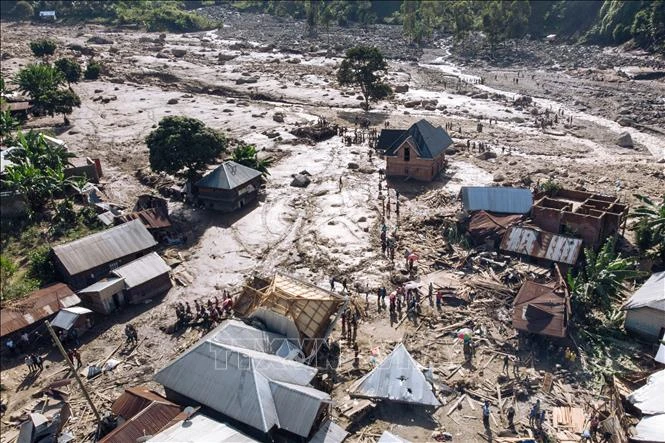 Cảnh tàn phá sau những trận mưa lớn gây lũ lụt. (Ảnh: AFP/TTXVN) 